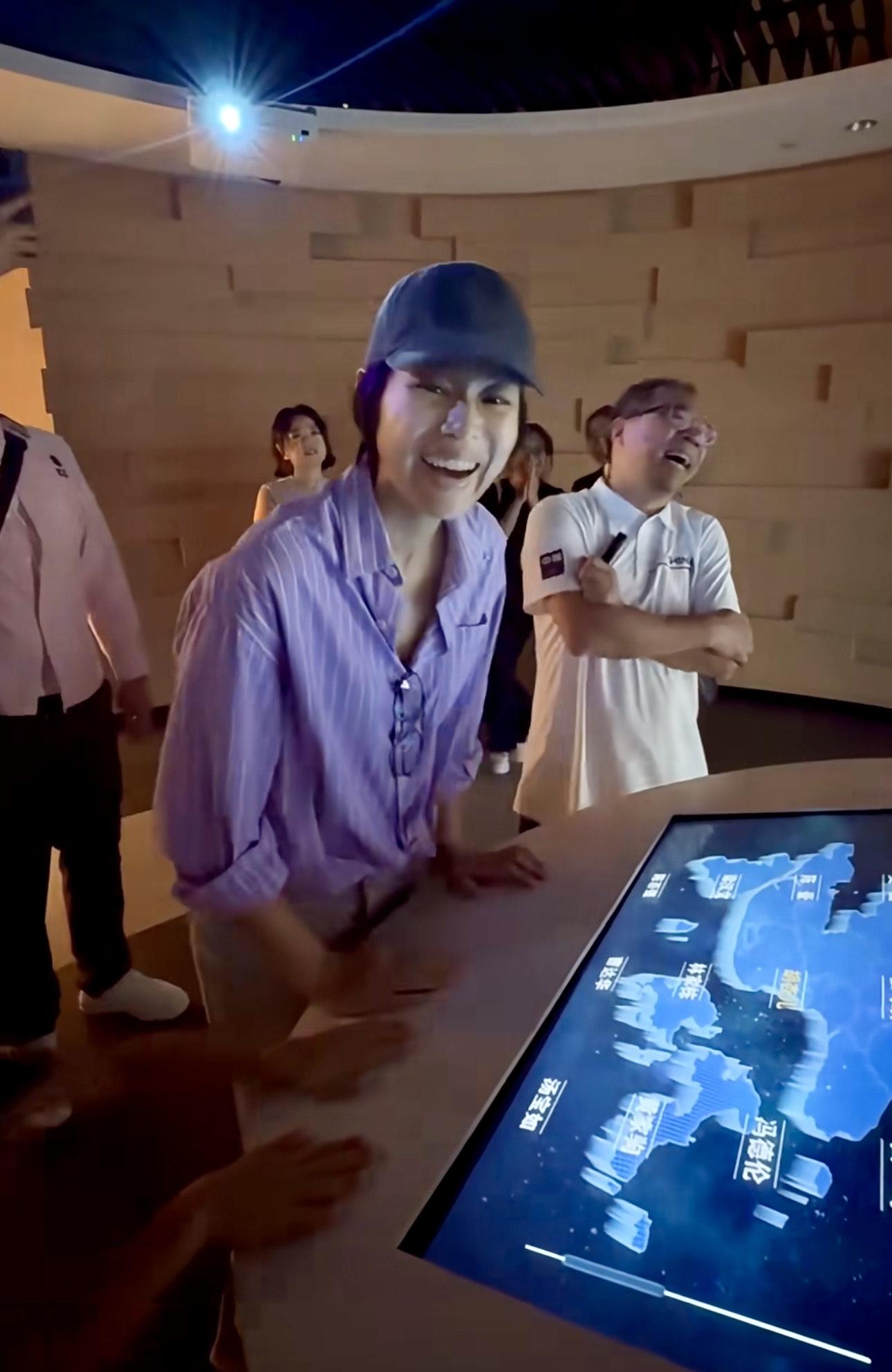 胡杏兒返家鄉台山遊博物館。