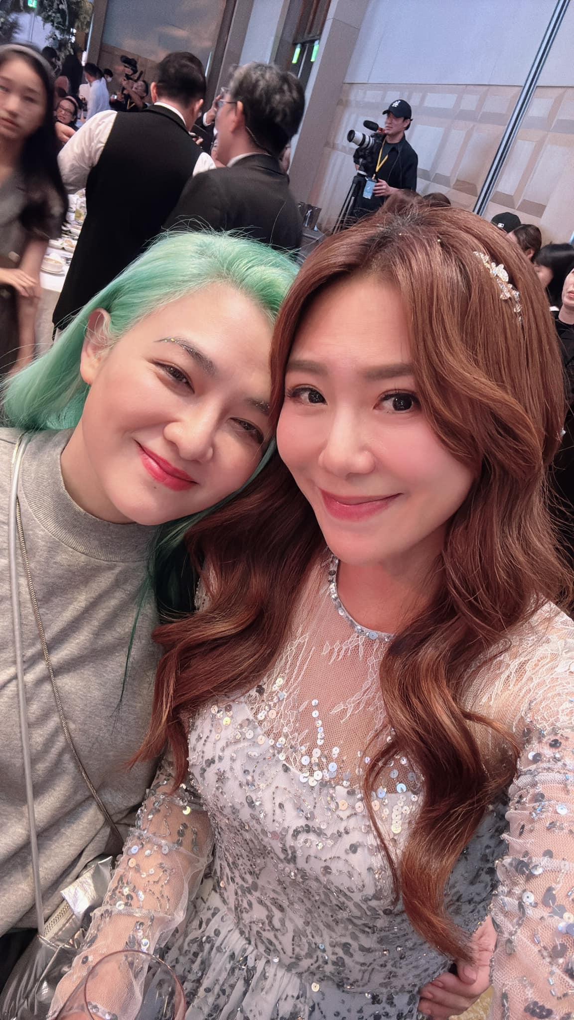 范曉萱以一頭綠色長髮現身。