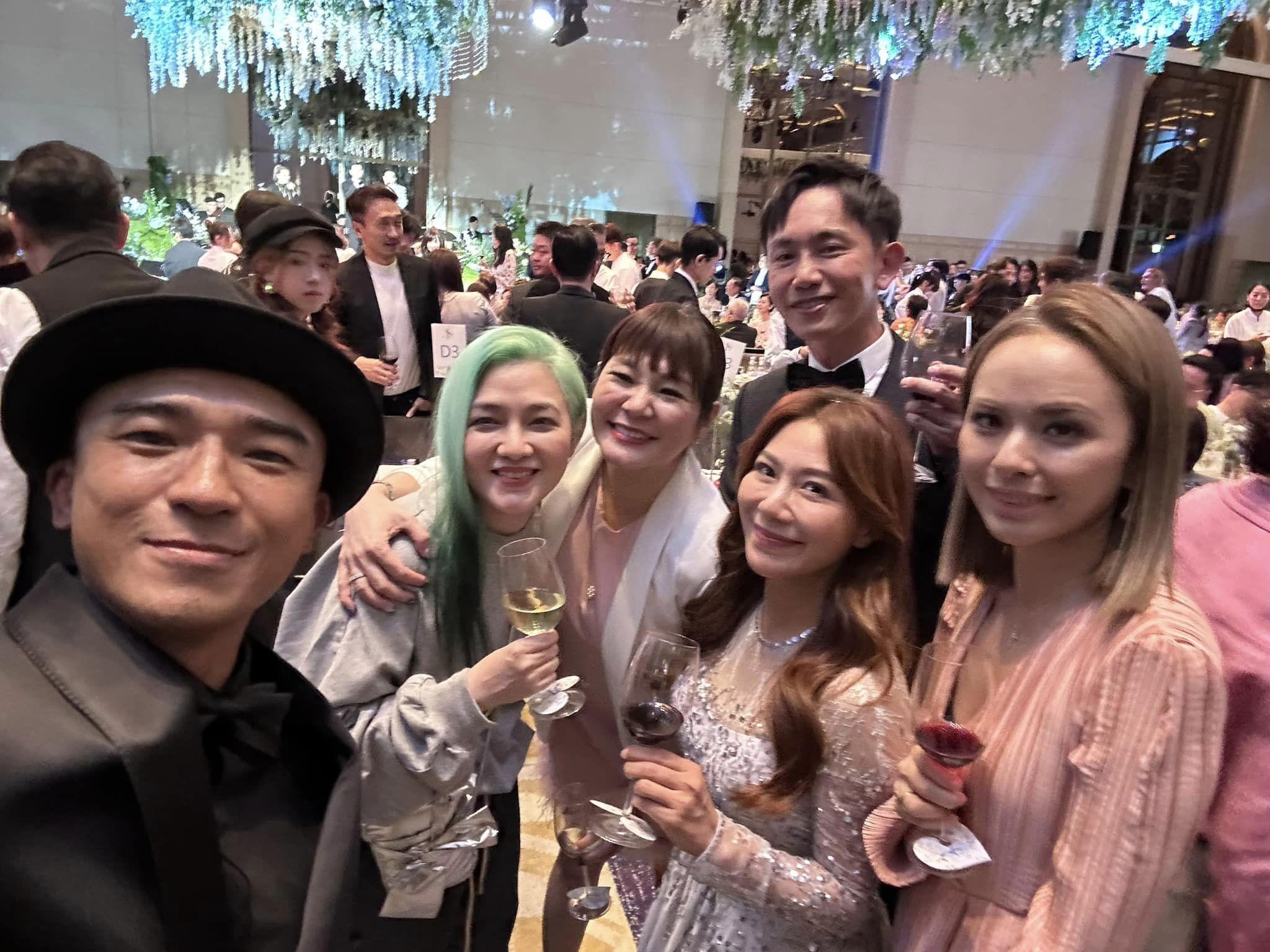 范曉萱(左二)出席蕭敬騰婚禮。