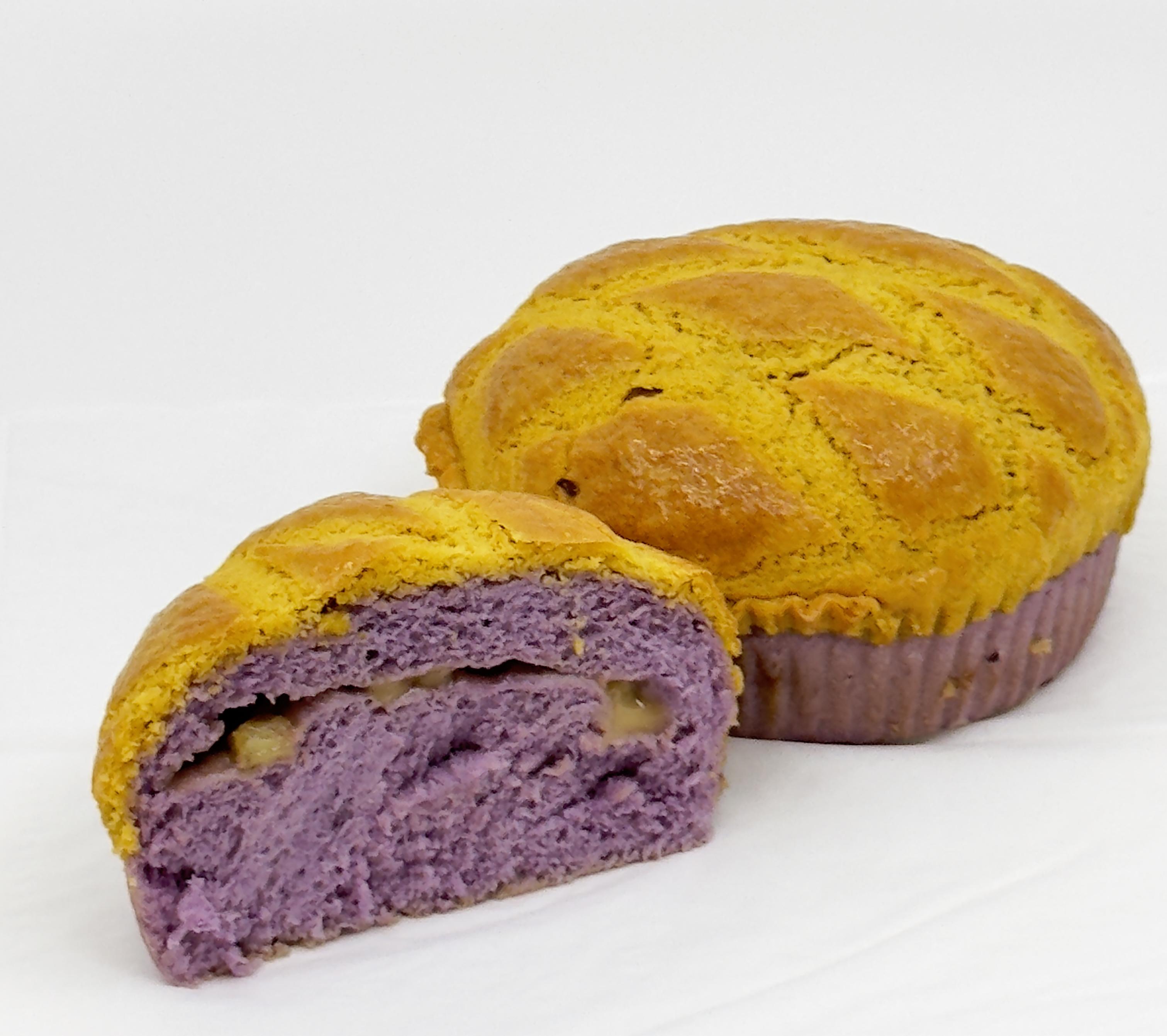 菲律賓家鄉⼝味菠蘿包$15 香芋麵包團內含拉絲芝士及原粒芝士。