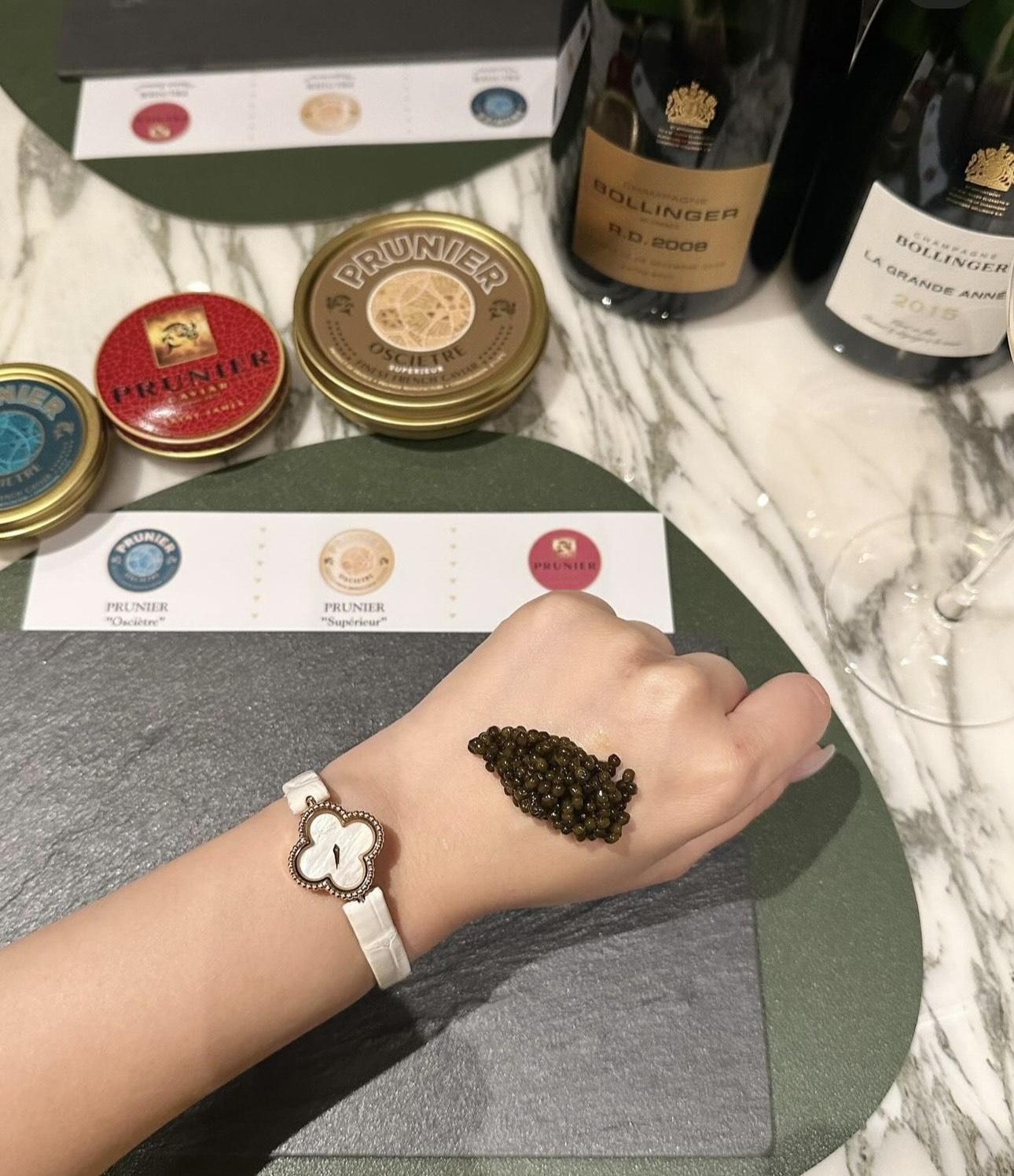 蔚雨芯不忘大曬價值約12萬港元的Van Cleef & Arpels手錶。