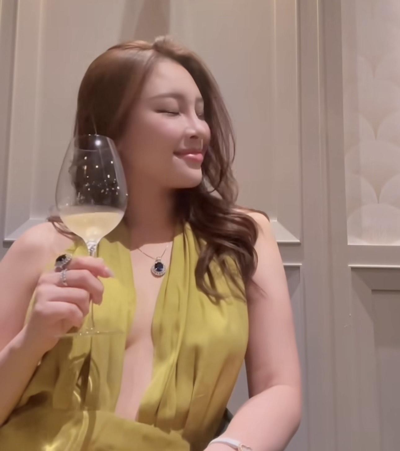 蔚雨芯以黃色晚裝示人,中門大開。