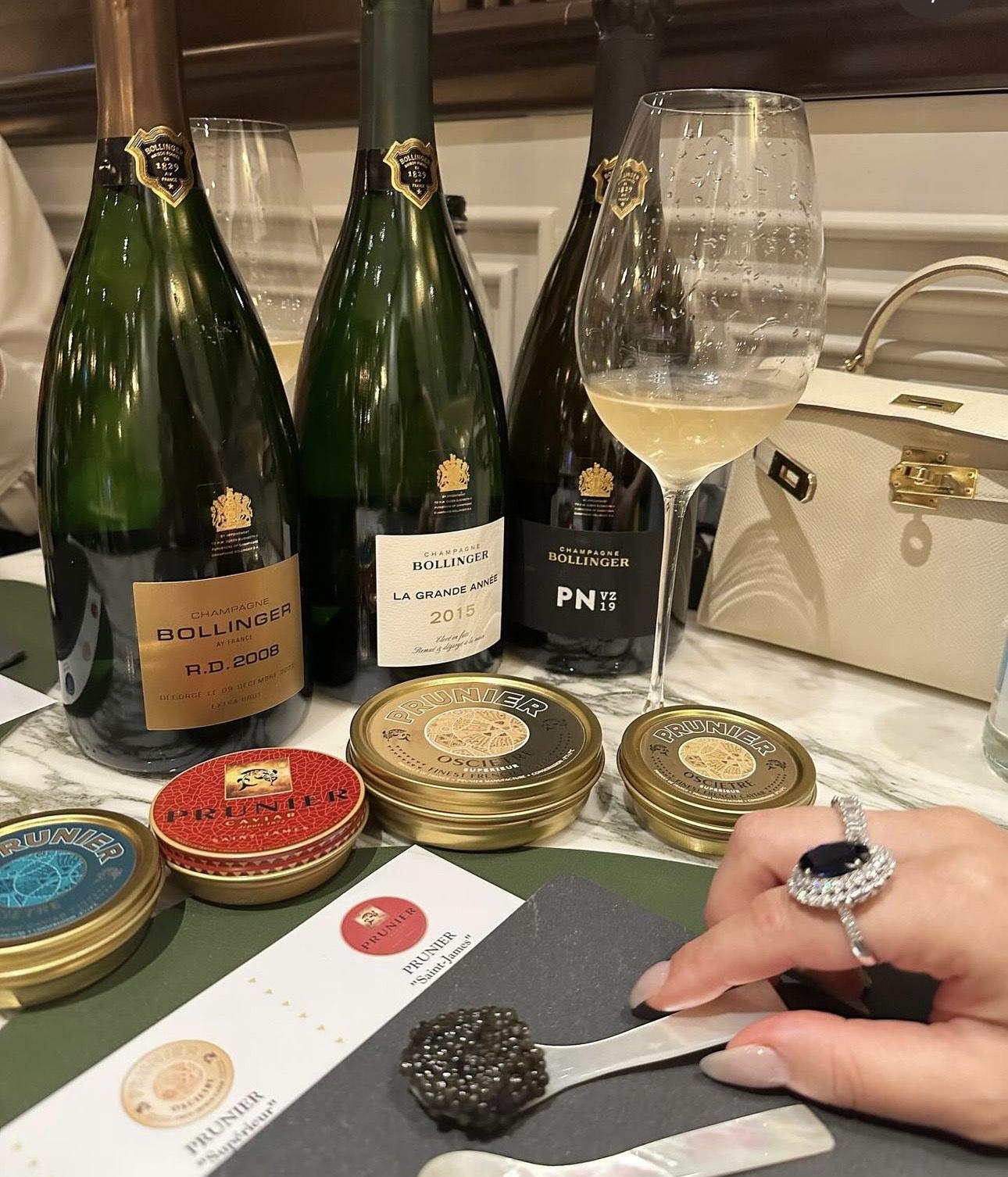 蔚雨芯手上的戒指,非常搶眼。