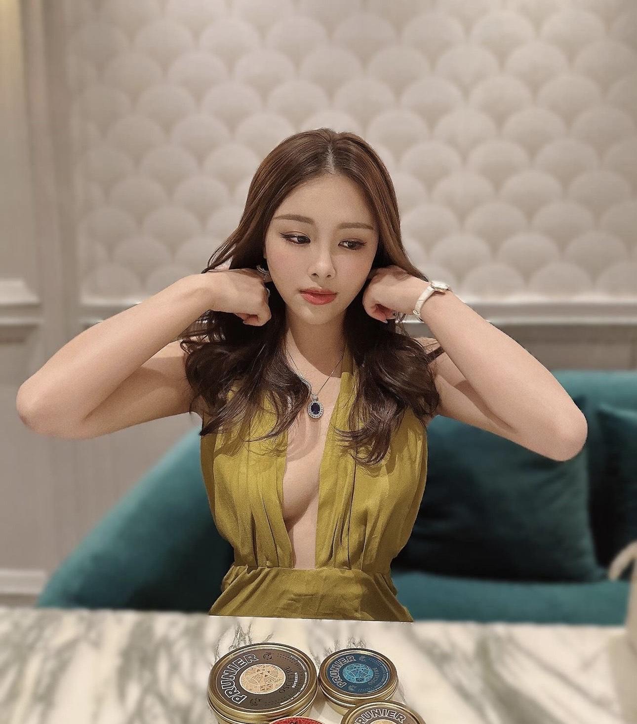 蔚雨芯疑真空上陣,非常性感。