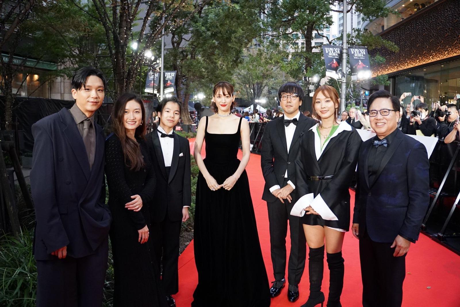 《虎毒不》導演陳小娟及主角談善言、盧鎮業跟有幸跟綾瀨遙合照。