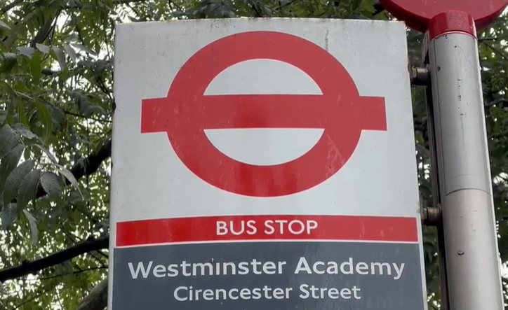 案發學校附近巴士站。(互聯網)