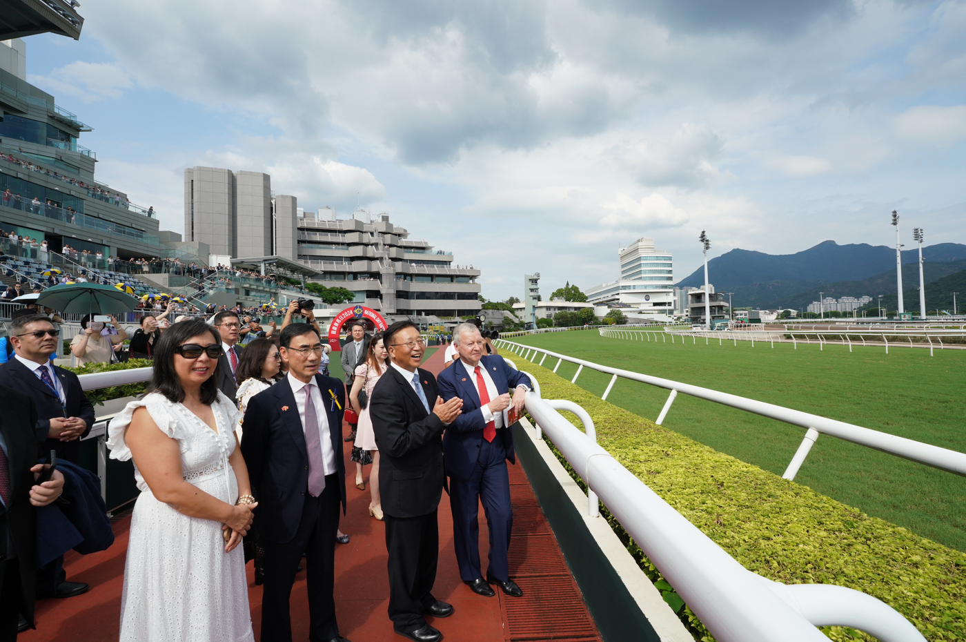 國慶賽馬日丁財兩旺投注額升7.5%,國慶盃最終由短途良駒「美麗第一」勝出。