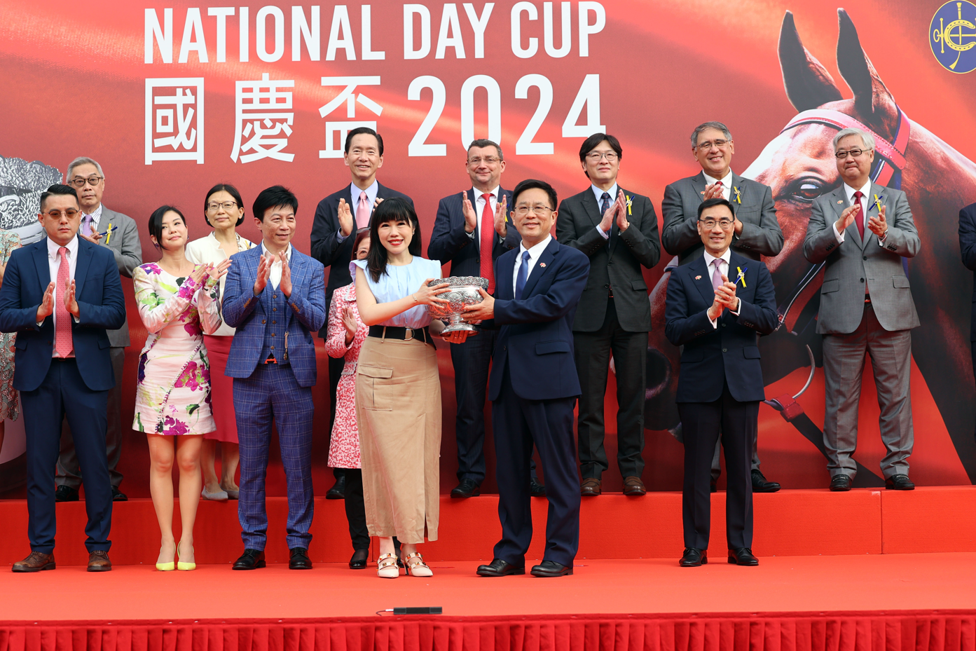 國慶賽馬日丁財兩旺投注額升7.5%,國慶盃最終由短途良駒「美麗第一」勝出。