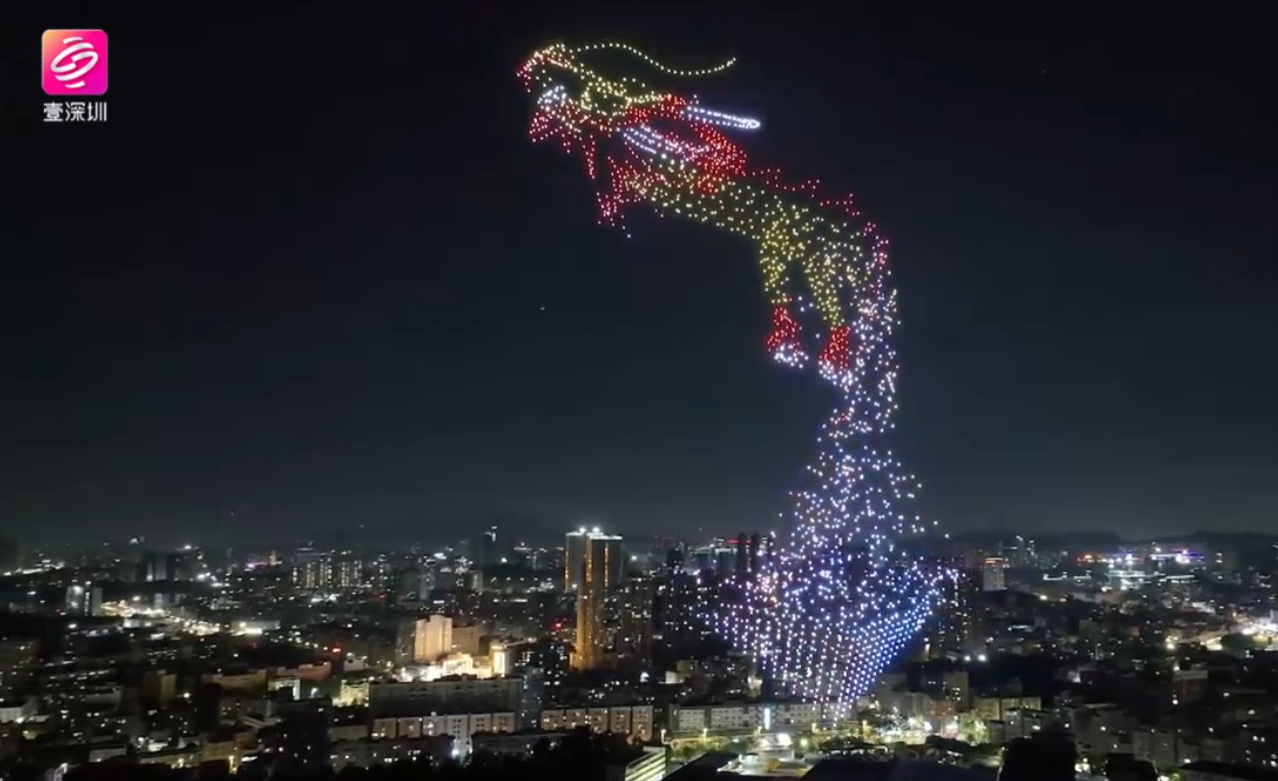 深圳一連7晚(10月1日至7日)在5個區域舉辦無人機表演,首日演出1萬架無人機全部成功升空。(直播截圖)