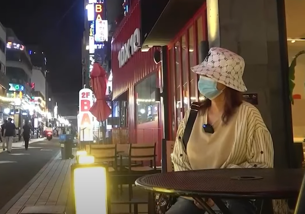 劉太憶述當時拍泡泡池時,沒留意後面有數個沒穿衣服的人,所以不小心把她們拍進去。《東張西望》截圖