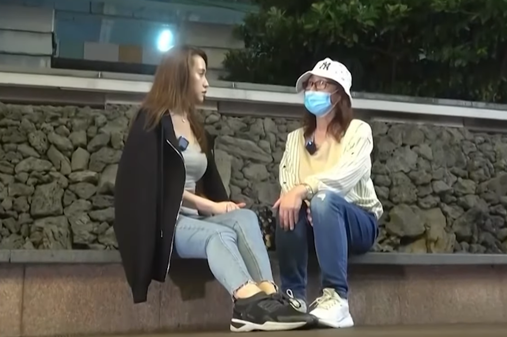 劉太憶述當時拍泡泡池時,沒留意後面有數個沒穿衣服的人,所以不小心把她們拍進去。《東張西望》截圖