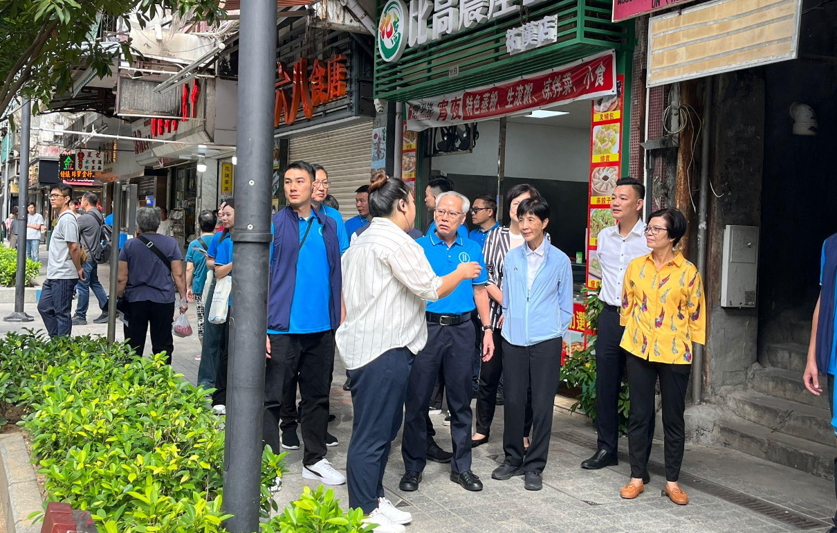 澳門特首選舉|岑浩輝落區接觸基層,盼有助未來施政規劃。(澳廣視圖片)