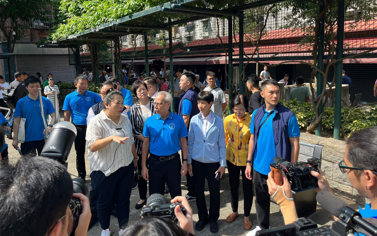 澳門特首選舉|岑浩輝落區接觸基層,盼有助未來施政規劃。(澳廣視圖片)