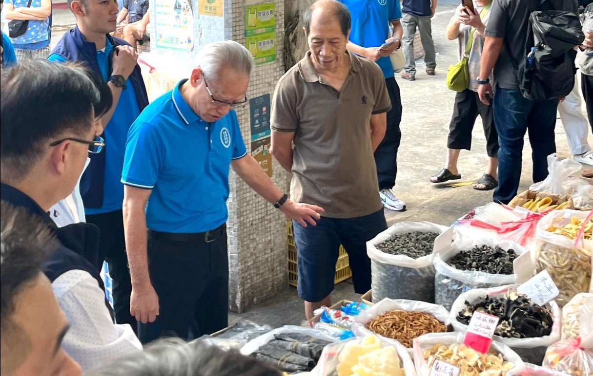 澳門特首選舉|岑浩輝落區接觸基層,盼有助未來施政規劃。(澳廣視圖片)