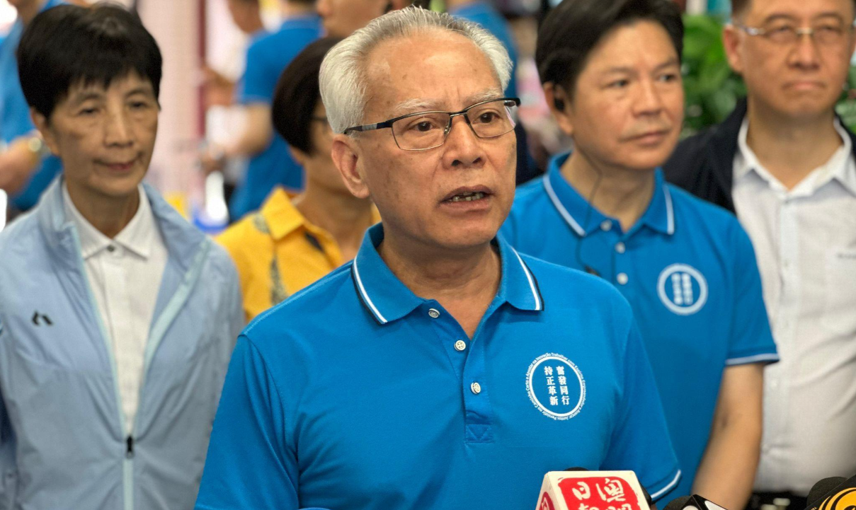 澳門特首選舉|岑浩輝落區接觸基層,盼有助未來施政規劃。(澳廣視圖片)