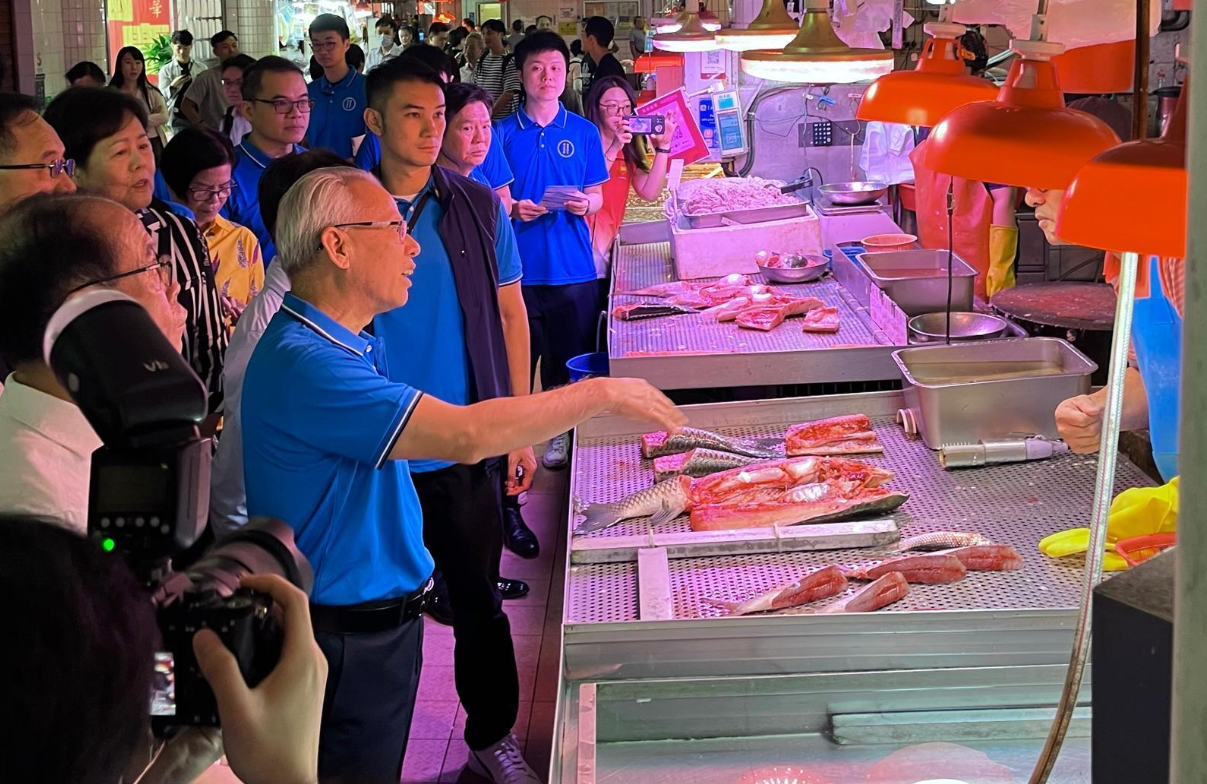 澳門特首選舉|岑浩輝落區接觸基層,盼有助未來施政規劃。(澳廣視圖片)