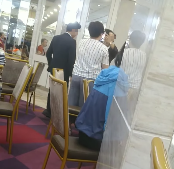 該段長2分48秒的影片,由一名男網民周一(9月30日)於Facebook群組「全港店舖消息(開張/執笠)關注組」發布,指「天水圍天盛商場富臨酒家店長發惡責罵食客」。