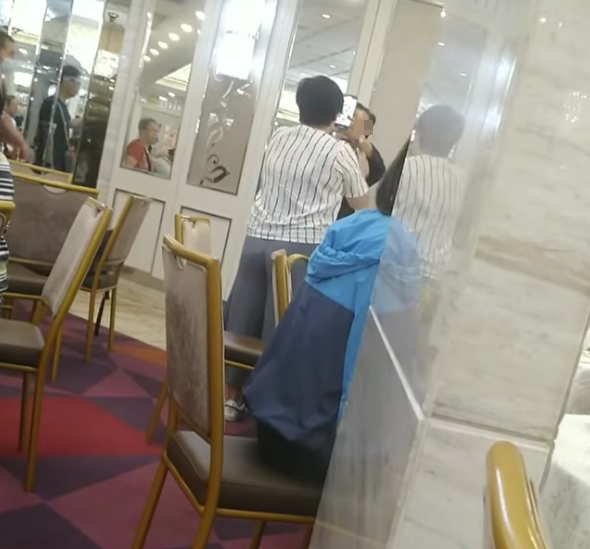 影片指位於天水圍天盛商場的富臨酒家店長與女食客爭執,二人以手機互影對方大頭