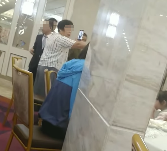 影片指位於天水圍天盛商場的富臨酒家店長與女食客爭執,二人以手機互影對方大頭