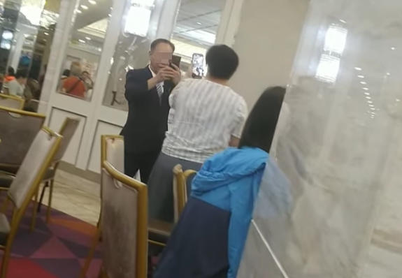 影片指位於天水圍天盛商場的富臨酒家店長與女食客爭執,二人以手機互影對方大頭