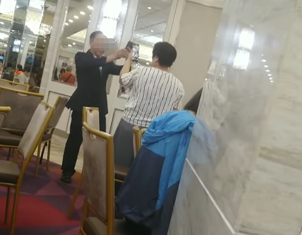 影片指位於天水圍天盛商場的富臨酒家店長與女食客爭執,二人以手機互影對方大頭