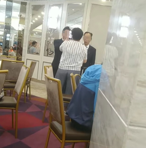 另一名較為年輕的男西裝職員加入指罵女子,「妳慳X啲啦,我X妳。妳望下妳自己啦,點樣影妳啊?」,女子回擊「X你老X,報警囉」,店長表示「你仲講?」,男職員則說「唔好X嘈喇,由X得佢發癲」。