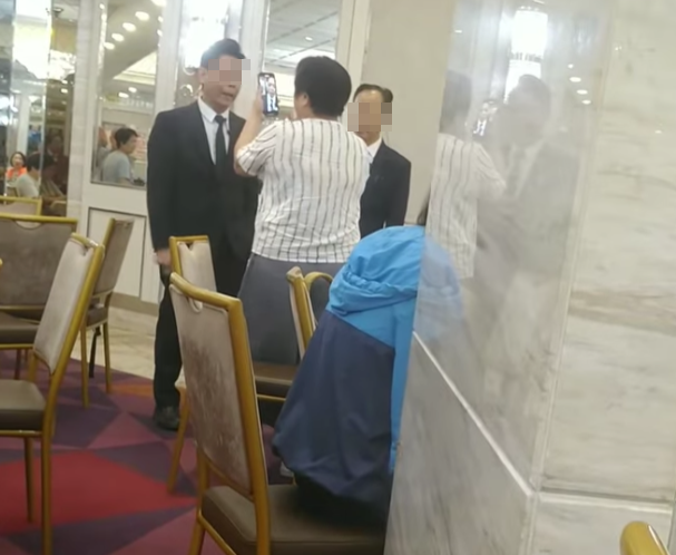 另一名較為年輕的男西裝職員加入指罵女子,「妳慳X啲啦,我X妳。妳望下妳自己啦,點樣影妳啊?」,女子回擊「X你老X,報警囉」,店長表示「你仲講?」,男職員則說「唔好X嘈喇,由X得佢發癲」。