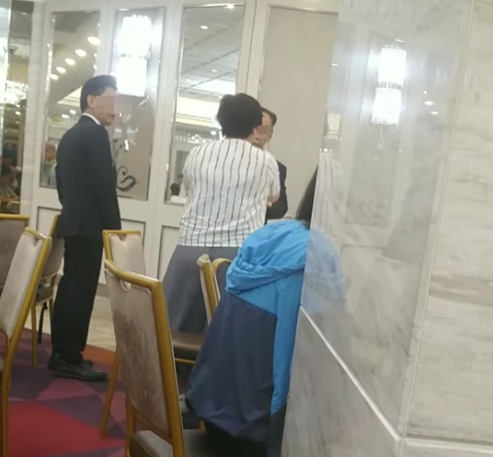 另一名較為年輕的男西裝職員加入指罵女子,「妳慳X啲啦,我X妳。妳望下妳自己啦,點樣影妳啊?」,女子回擊「X你老X,報警囉」,店長表示「你仲講?」,男職員則說「唔好X嘈喇,由X得佢發癲」。