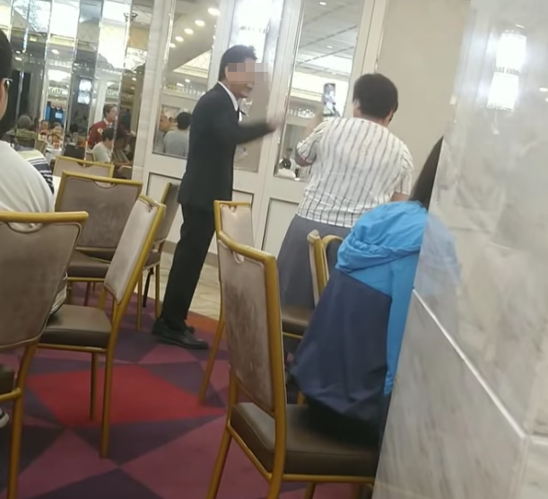 另一名較為年輕的男西裝職員加入指罵女子,「妳慳X啲啦,我X妳。妳望下妳自己啦,點樣影妳啊?」,女子回擊「X你老X,報警囉」,店長表示「你仲講?」,男職員則說「唔好X嘈喇,由X得佢發癲」。