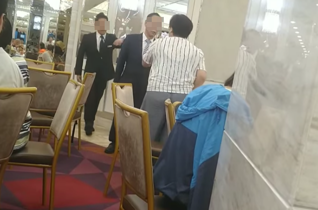 女子仍在拍片連串炮發大聲指罵,店長表示「妳一係坐低飲茶,一係就出去,就係咁簡單」,又稱「我幾時鬧妳呀?我係管呢間舖嘅!」