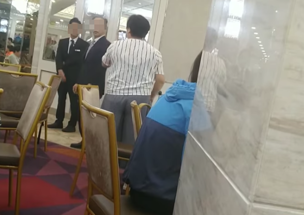 女子反問「好巴閉咩?」,店長反斥「巴閉過妳啊!你好有錢啊?有錢咪出去囉」。女子反駁「喺度食嘢」,店長即說「呢到唔到妳鬧事」。