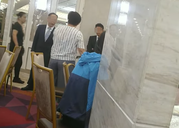 女子反問「好巴閉咩?」,店長反斥「巴閉過妳啊!你好有錢啊?有錢咪出去囉」。女子反駁「喺度食嘢」,店長即說「呢到唔到妳鬧事」。