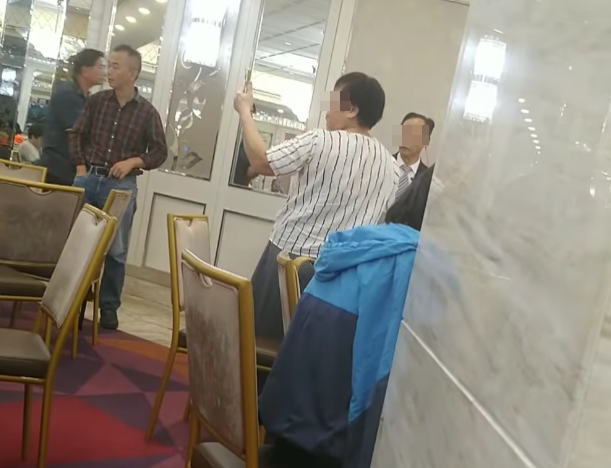 之後店長與男職員走開與女子保持距離,未有再爭吵,女子仍繼續邊罵邊拍片至影片結束。