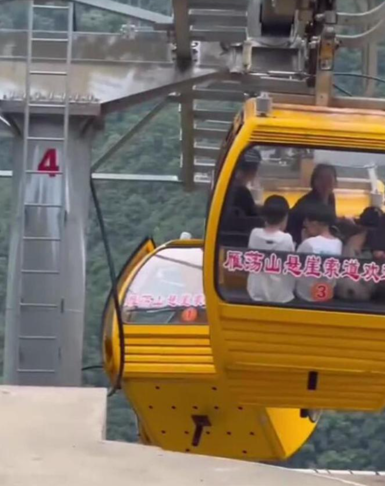 浙江溫州樂清市雁蕩山景區內一輛纜車被大風吹至傾斜,大門打開,導致一名遊客意外墮下受傷。(小紅書)