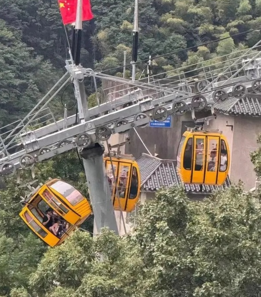 浙江溫州樂清市雁蕩山景區內一輛纜車被大風吹至傾斜,大門打開,導致一名遊客意外墮下受傷。(小紅書)