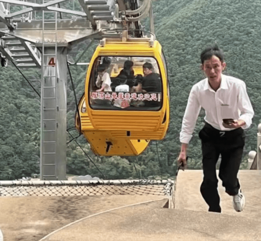 浙江溫州樂清市雁蕩山景區內一輛纜車被大風吹至傾斜,大門打開,導致一名遊客意外墮下受傷。(小紅書)