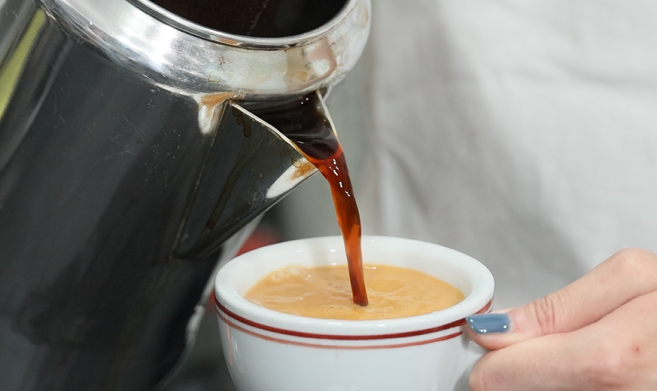 Gina笑言學奶茶最困難的,便是拿起鐵制的壺。攝:蘇文傑