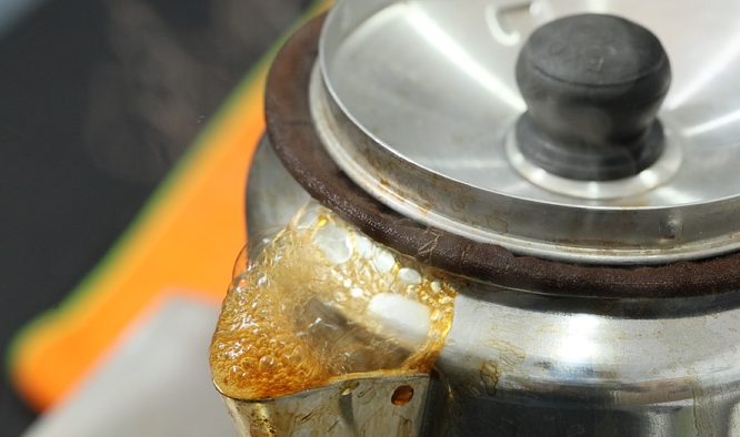 要看見壺口出「龍眼泡」茶底才算煲好。攝:蘇文傑