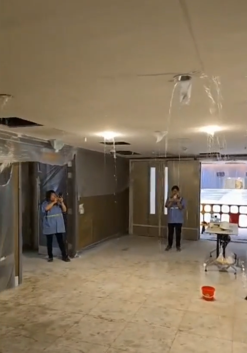 啟德體育園在8月初及9月底曾有3宗喉管在測試時發生的漏水個案,引致室內部份位置積水。(有線新聞截圖)