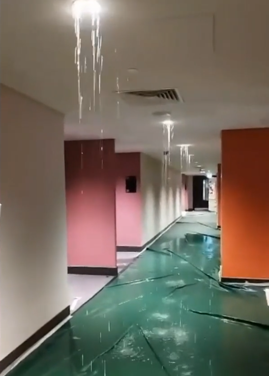 啟德體育園在8月初及9月底曾有3宗喉管在測試時發生的漏水個案,引致室內部份位置積水。(有線新聞截圖)