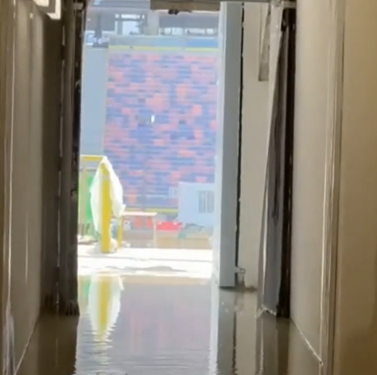 啟德體育園在8月初及9月底曾有3宗喉管在測試時發生的漏水個案,引致室內部份位置積水。(有線新聞截圖)