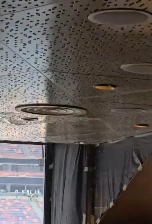 啟德體育園在8月初及9月底曾有3宗喉管在測試時發生的漏水個案,引致室內部份位置積水。(有線新聞截圖)