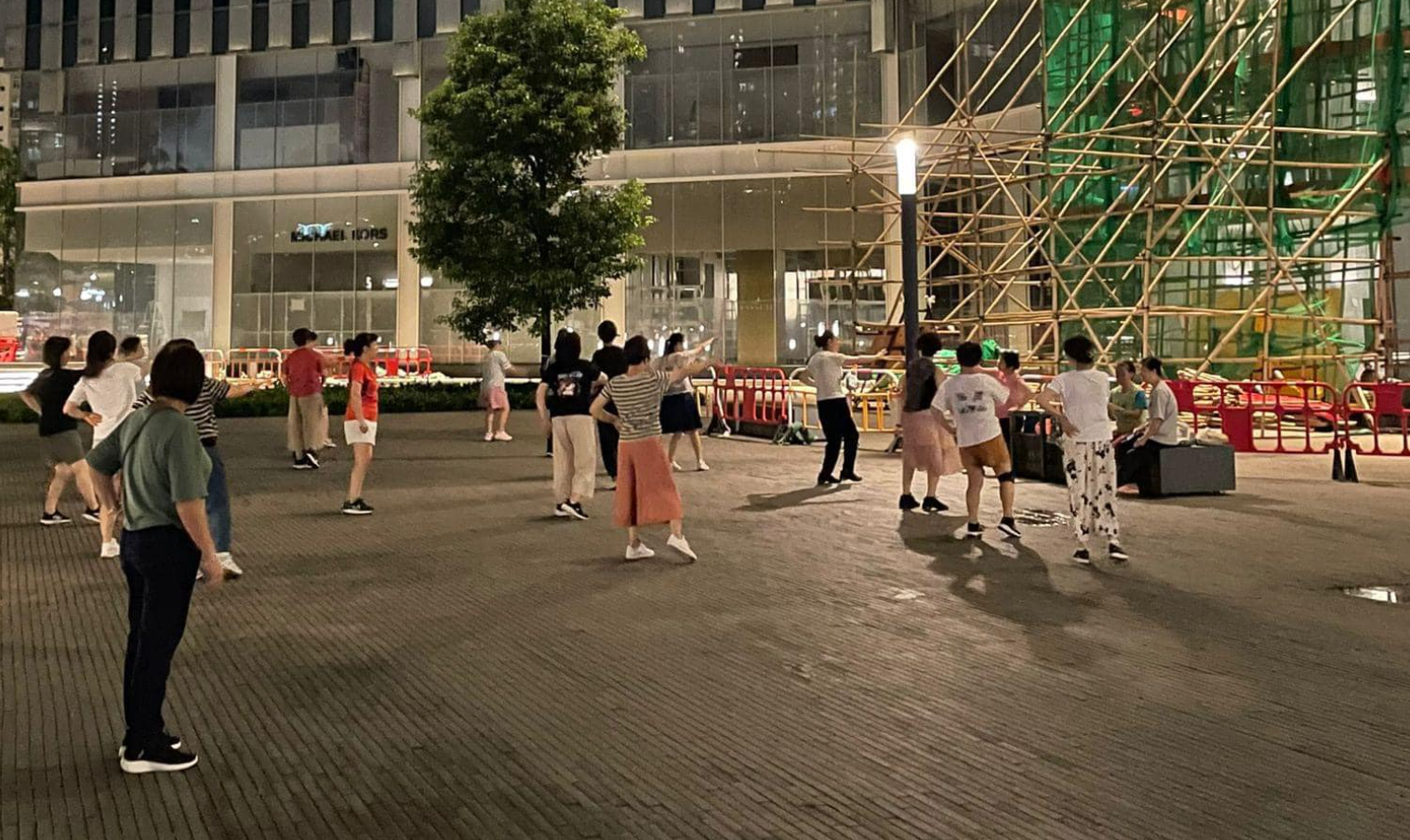 有啟德網民指區內有一群中年婦女每晚在啟德車站廣場前大跳廣場舞,惟其音響設備聲浪過大,引起不少街坊不滿。(FB群組「啟德居民自由講~」)