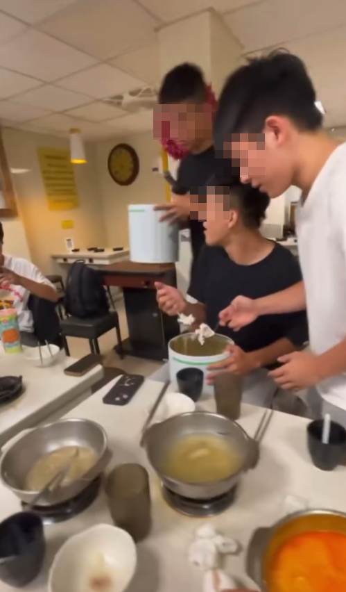 社交平台Threads上流傳影片,多名男生在火鍋店用餐,抱著兩桶雪糕到座位,還拿公用匙羹挖雪糕狂吃,有人稱「太誇張」,即使店員表示「不行啦!這樣我明天要賣什麼!」,眾人仍嘻皮笑臉繼續進食。