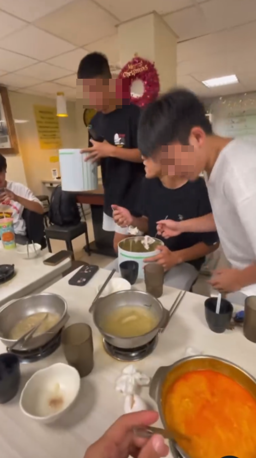 社交平台Threads上流傳影片,多名男生在火鍋店用餐,抱著兩桶雪糕到座位,還拿公用匙羹挖雪糕狂吃,有人稱「太誇張」,即使店員表示「不行啦!這樣我明天要賣什麼!」,眾人仍嘻皮笑臉繼續進食。