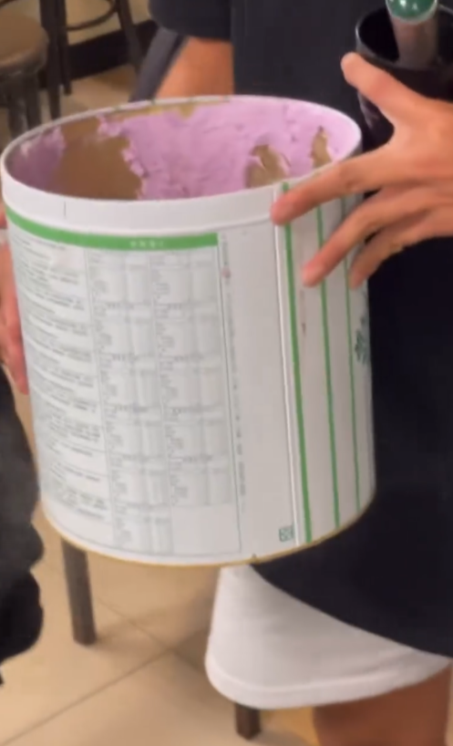 社交平台Threads上流傳影片,多名男生在火鍋店用餐,抱著兩桶雪糕到座位,還拿公用匙羹挖雪糕狂吃,有人稱「太誇張」,即使店員表示「不行啦!這樣我明天要賣什麼!」,眾人仍嘻皮笑臉繼續進食。