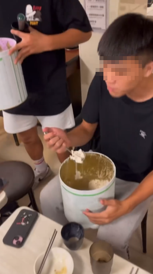 社交平台Threads上流傳影片,多名男生在火鍋店用餐,抱著兩桶雪糕到座位,還拿公用匙羹挖雪糕狂吃,有人稱「太誇張」,即使店員表示「不行啦!這樣我明天要賣什麼!」,眾人仍嘻皮笑臉繼續進食。