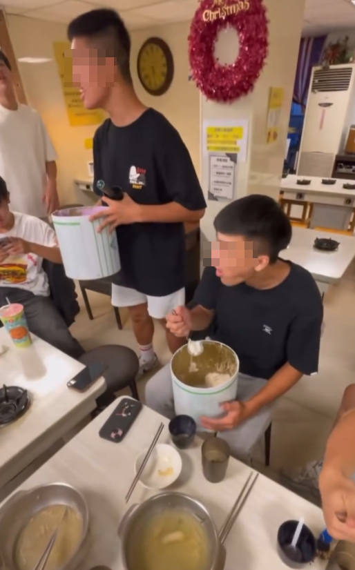 社交平台Threads上流傳影片,多名男生在火鍋店用餐,抱著兩桶雪糕到座位,還拿公用匙羹挖雪糕狂吃,有人稱「太誇張」,即使店員表示「不行啦!這樣我明天要賣什麼!」,眾人仍嘻皮笑臉繼續進食。