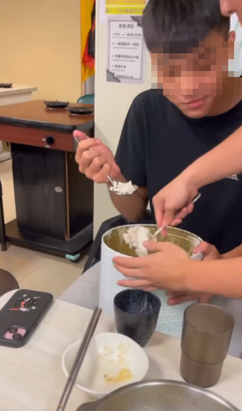 社交平台Threads上流傳影片,多名男生在火鍋店用餐,抱著兩桶雪糕到座位,還拿公用匙羹挖雪糕狂吃,有人稱「太誇張」,即使店員表示「不行啦!這樣我明天要賣什麼!」,眾人仍嘻皮笑臉繼續進食。