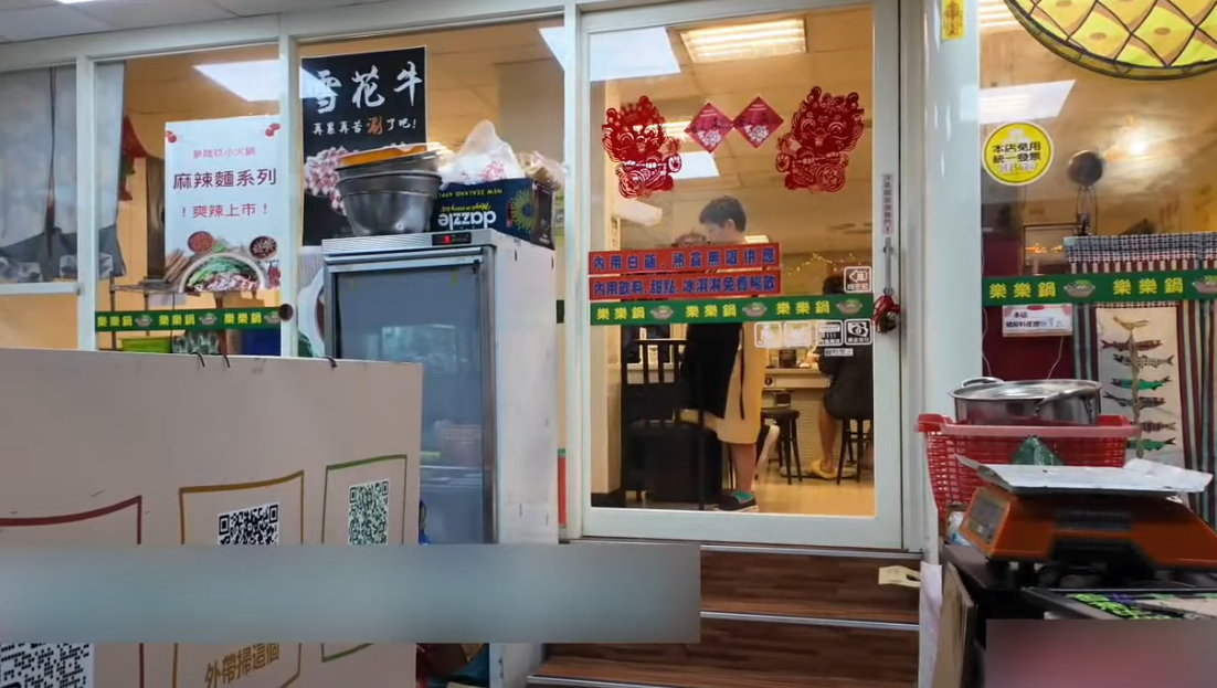 社交平台Threads上流傳影片,多名男生在火鍋店用餐,抱著兩桶雪糕到座位,還拿公用匙羹挖雪糕狂吃,有人稱「太誇張」,即使店員表示「不行啦!這樣我明天要賣什麼!」,眾人仍嘻皮笑臉繼續進食。